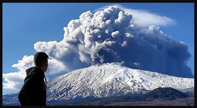 İtalya'da Etna'dan sonra Stromboli Yanardağı da faaliyete geçti