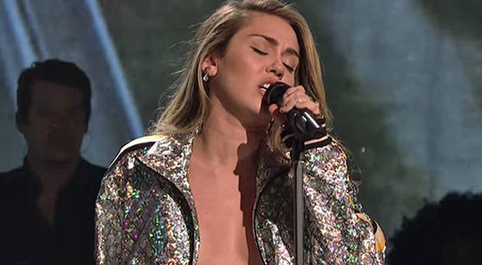 Miley Cyrus'tan olay itiraf! Elle kontrol etmeleri hoşuma gidiyor