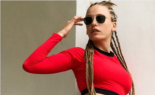 Serenay Sarıkaya'dan mini etekli dikkat çeken poz