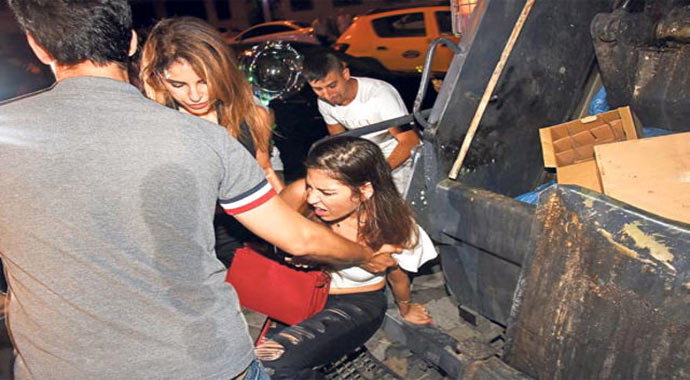 Türkan Şoray'ın kızı Yağmur Ünal çöp kamyonuna düştü!