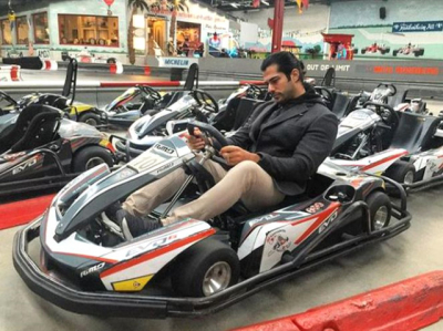 Burak Özçivit, Bacanaklarıyla Karting Keyfi Yaptı